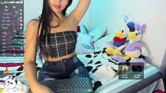 Sexy Colombiaanse brunette met het gezicht van een onschuldig meisje is ongeremd en toont graag haar sensualiteit op haar webcam