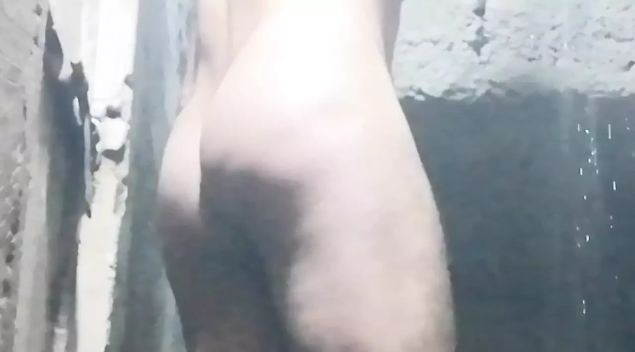Bhabhi mi masturba il culo grosso doccia