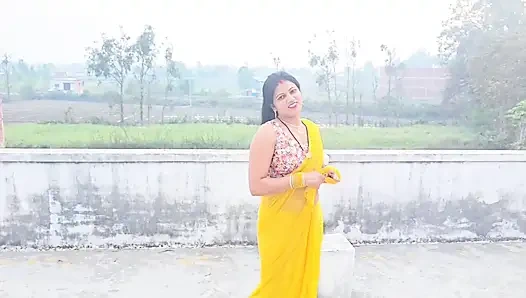 Komşu Komal'ı onu parmaklarken gördü, arazisini tuttu ve altına çekti, sonra üstüne işedi