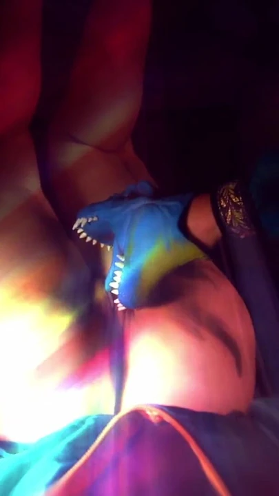 Paylaşması gereken an "Garip bir oyun oynuyorlar... Sapık bir t-rex büyük göğüslerini yalıyor ve güzel sulu amına bolca salya akıtıyor"