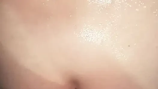 Olgun banyo yapıyordu ve sonunda güzel bir göt sikişiyle bitiyor
