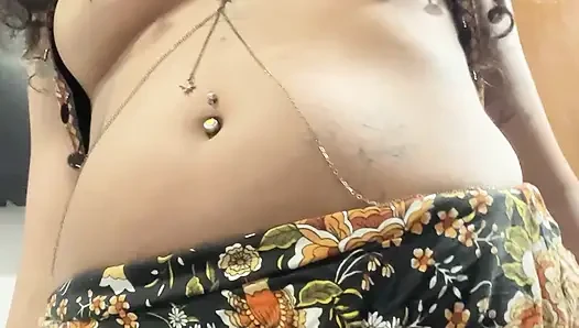 Gadis semok arab latina dengan memek berbulunya di balik rok mini (menggoda)