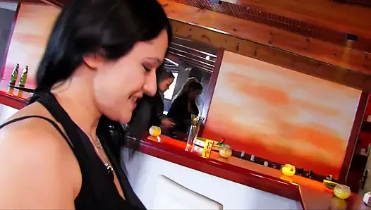 Cewek prancis cantik dientot di kafe