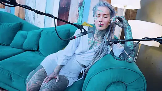 M hakkında konuşuyorum - müzik - asmr podcast sfw konuşuyor gotik sıska kız dreadlocks dövmeli model dövmeli kız
