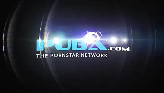 Büyük memeli Natasha eğlenceli ve seksi bir siyah ışık videosu çekiyor