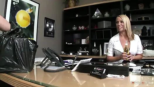 Mollige assistentin schiebt ihren monsterarsch für großen schwanz, um gefickt zu werden