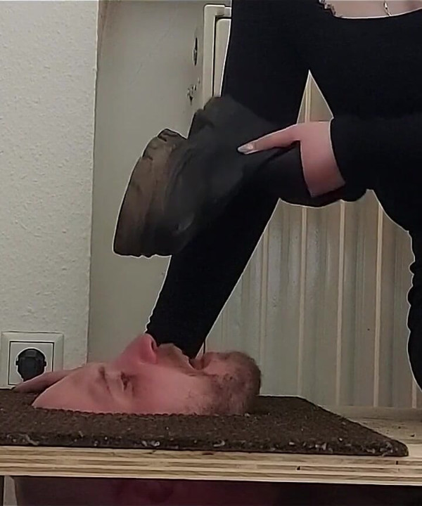 तुम्हारा चेहरा मेरे जूतों और मोज़े के नीचे है