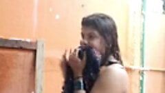 Videoclip cu baie de fată indiană