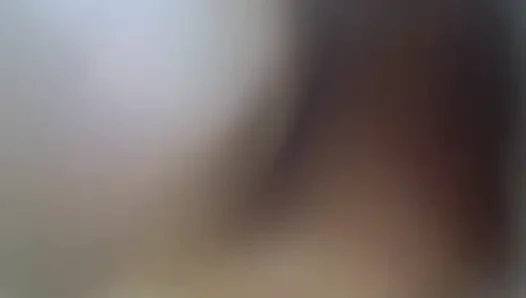 Merangkak dan menggeser webcam antara pantat dan vagina