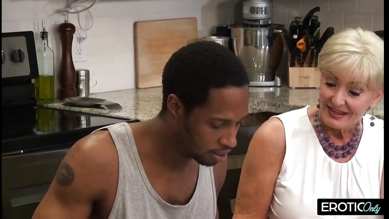 Старая бабушка трахается с большим черным членом