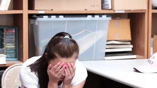 Shoplyfter - эта красивая тинка извинится за попытку украсть из магазина Justin Magnum