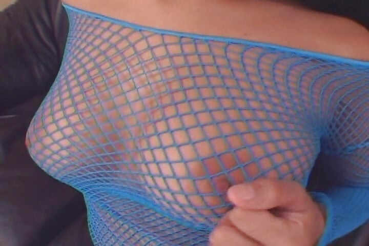 O gagică asiatică uimitoare bea o mulțime de spermă după sex în trei cu penetrare dublă