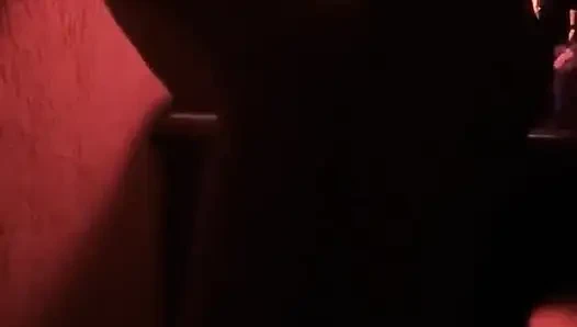 Intensiver romanischer sex in rotem zimmer führt zu creampie