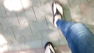 Ich zeige meine füße während eines morgenspaziergangs in der nachbarschaft