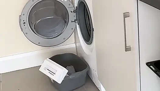 Bulaşıklar tam mesaneye karşı... Kontrolü kaybettim ve pantolona işedim