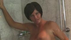 Shay Fox in der Dusche