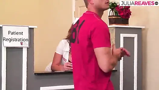 Perawat panas bergoyang di kontol besar lalu menungganginya seperti bintang super