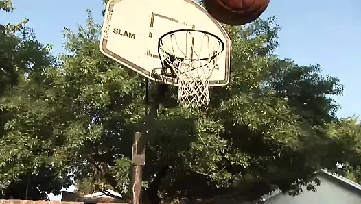 Büyük memeli ateşli sarışın sürtük sert büyük siyah yarakla sikiliyor