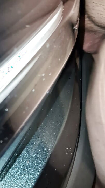 Me follo mi coche desnudo en el garaje