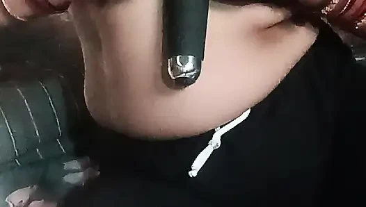 Индийская домохозяйка из деревни Deshi мастурбирует киску с вибратором-дилдо