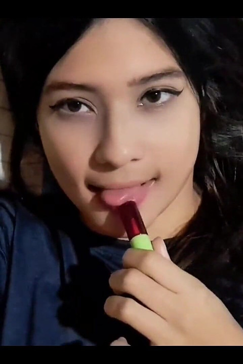 Girl Gets Hot and Shows off Her Big Ass