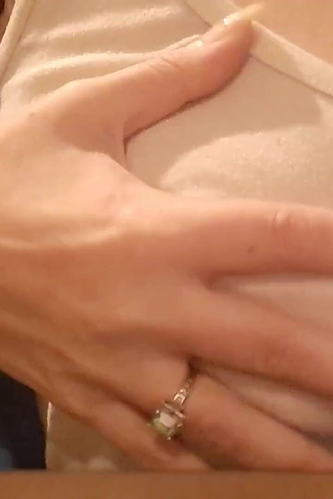 Peitos e garras longas