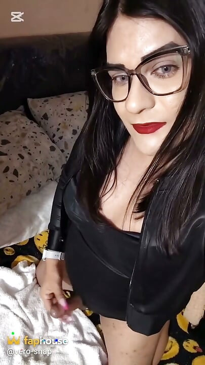Sexy Schlampe, die spielt, will gefickt werden