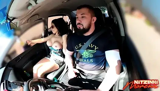 Trafikte oral seks: Esmer göğüslerini gösteriyor ve arabadaki her şeyi emiyor