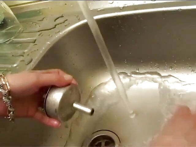 Masturbacija u kuhinji za zrelu drolju