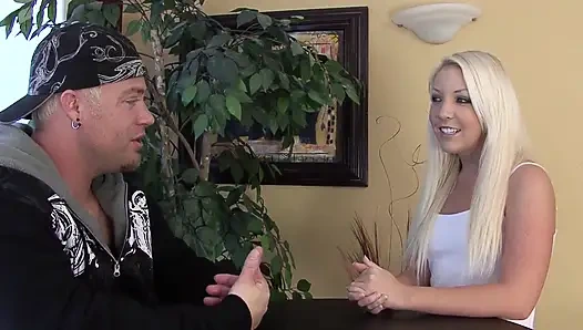 Похотливая крошка сцена 1: блондинка с большой попкой крошка трахается ее фотографом, получает камшот на лицо и кримпай