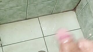 der mann unter der dusche masturbiert, bis er kommt - schau zu, wie es am ende ist
