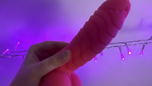 Poesje spelen met enorme roze dildo