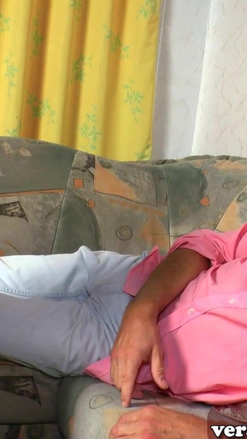 Γερμανίδα θετή κόρη πείθει τον πατριό της να κάνουν οικογενειακό σεξ | Κλιπ 1