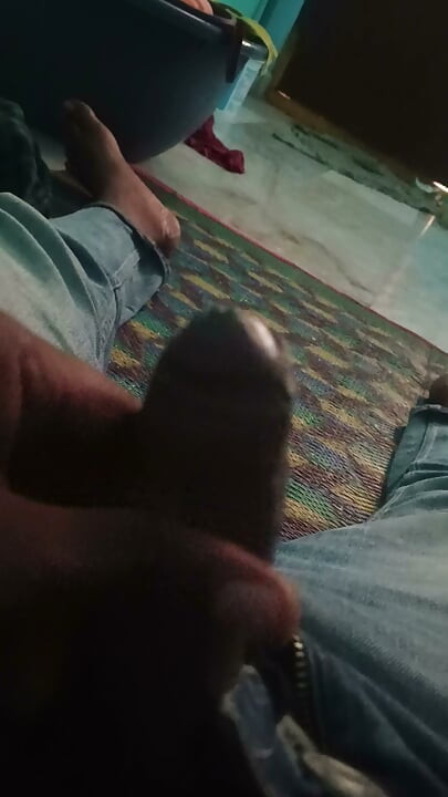 Chłopak z hostelu ogląda porno
