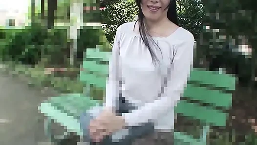 Seksi Asyalı orta yaşlı seksi kadın mastürbasyon yapıyor ve sikişiyor