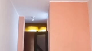 No la termino de desnudar y la penetro y le gustó mucho que ella misma se sube en mi ensima