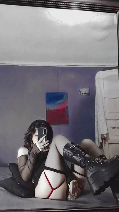 Latina gothique, godemichet, bottes et masturbation non censurée 🖤