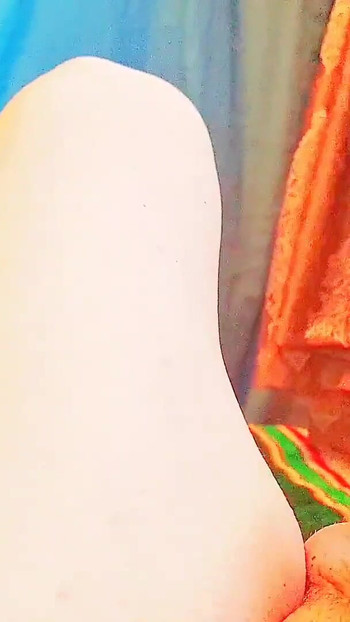 Ključni trenutak iz "HANDS FREE CUMSHOT FEMBOY MASTURBIRA S SLATKIM GLATKIM NOGAMA STVARAJUĆI VRUĆI TERET VELIKE FONTANE SPERME"