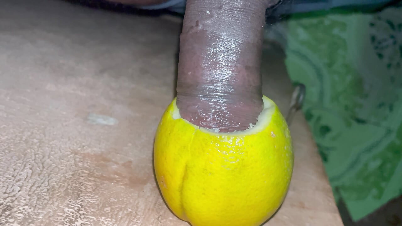 Indijski Desi dečko jebe kurac s narančastom bojom.