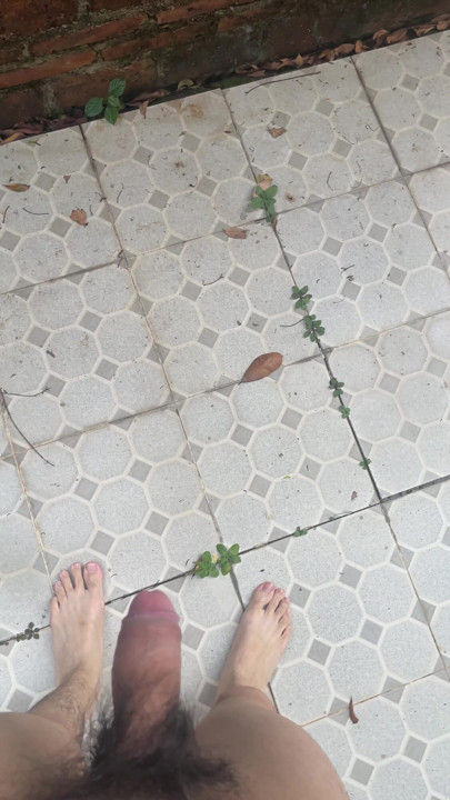 공개적으로 자신의 발기 성기를 표시 하는 젊은 남자. | 흑인 대물 자지와 섹스하는 흑인 대물