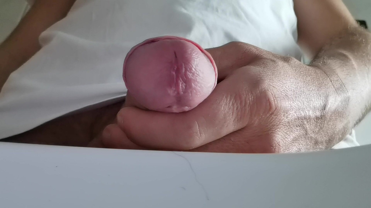Closeup piss: Taking a leak right onto you.
