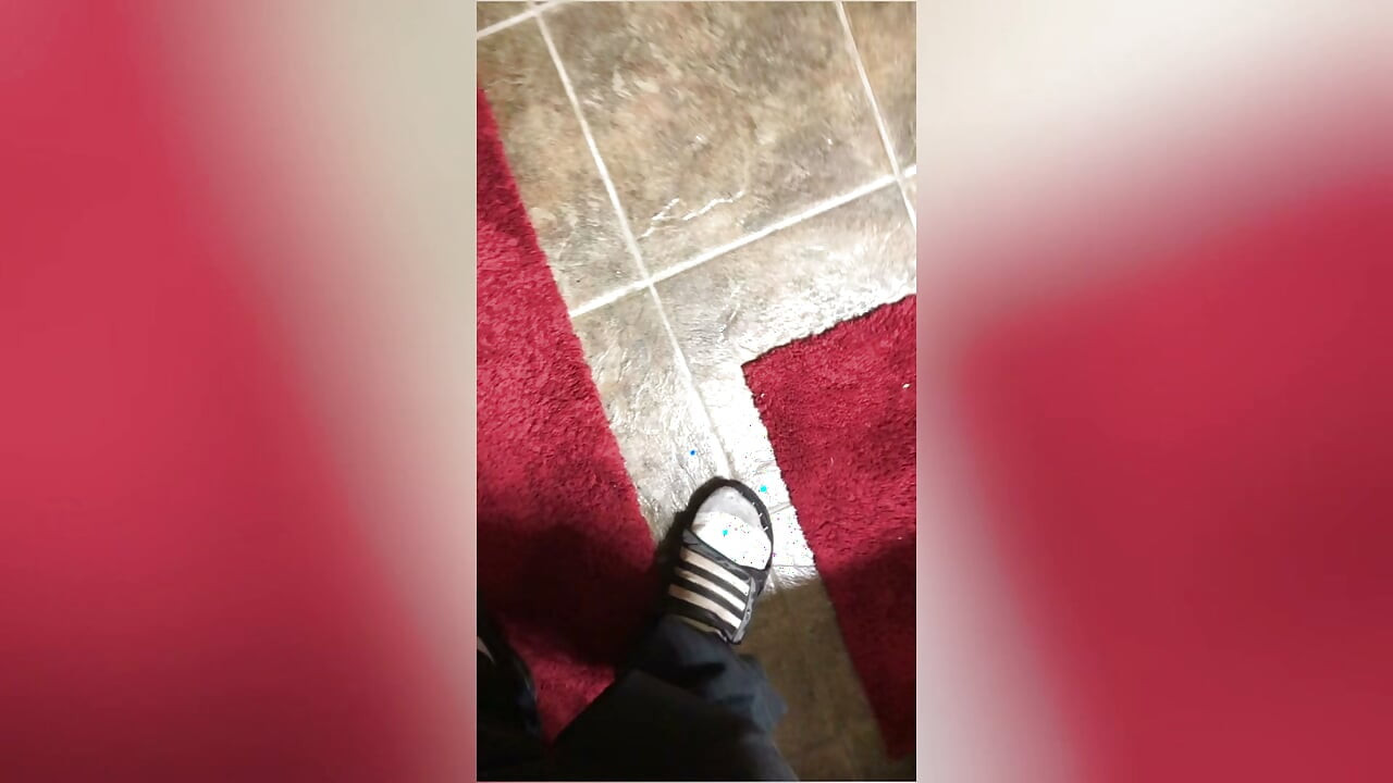 BIG DAVES SOX GET CUMMED IN THE BATHROOM