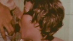 dewasa istri menyambut a hitam keparat di a bak (1970 s vintage)