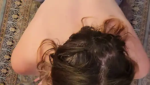 Ботанистая милфа сосет хуй на коленях