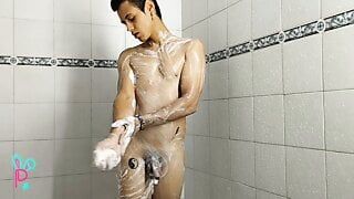 Heteroseksualny wegetarianin i muskularny chłopak bierze prysznic z pianką