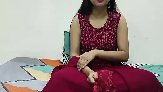 Ateşli Hintli saara yenge amcık yalıyor ve devar'a ilk seksi öğretmek için sert sikişiyor.