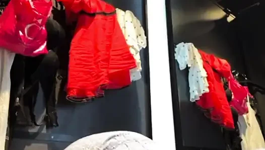 Muncrat banyak dan fingering memek merah muda di depan umum