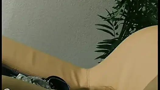 Pelacur mungil suka kontol besar di memeknya