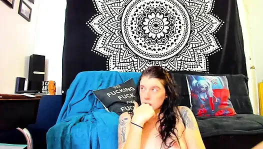 Eisprungendes mädchen macht ein sahniges chaos