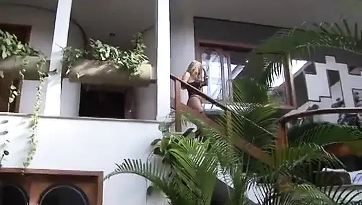 Blonde latina mit frechen titten bekommt ihren arsch im freien gebohrt